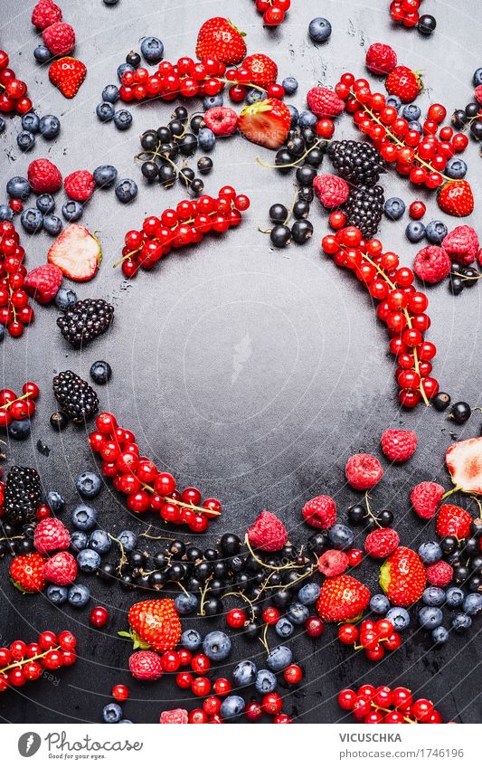 Verschiedene Beeren Rahmen Lebensmittel Frucht Dessert Ernährung Bioprodukte Vegetarische Ernährung Diät Saft Stil Design Gesunde Ernährung Sommer Natur Vitamin