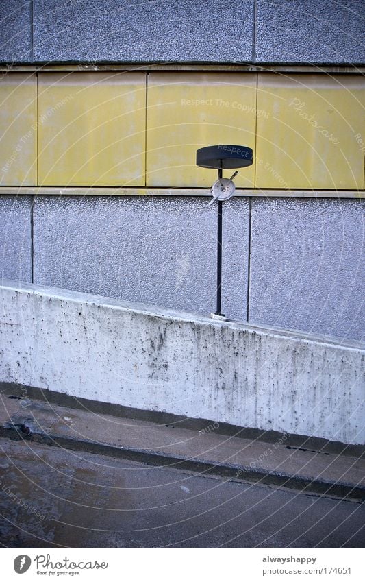 gentrification is a bliss Farbfoto Außenaufnahme Menschenleer Tag Zentralperspektive Architektur Mauer Wand alt authentisch dreckig gelb grau Rampe Parkhaus