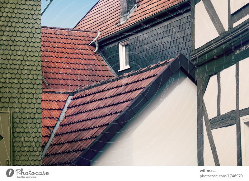 Verdachtsmomente Schieferdach Dächer Fachwerk Haus Bauwerk Gebäude Architektur Fachwerkfassade Fachwerkhaus Dach Dachziegel grün rot weiß eng Fenster historisch