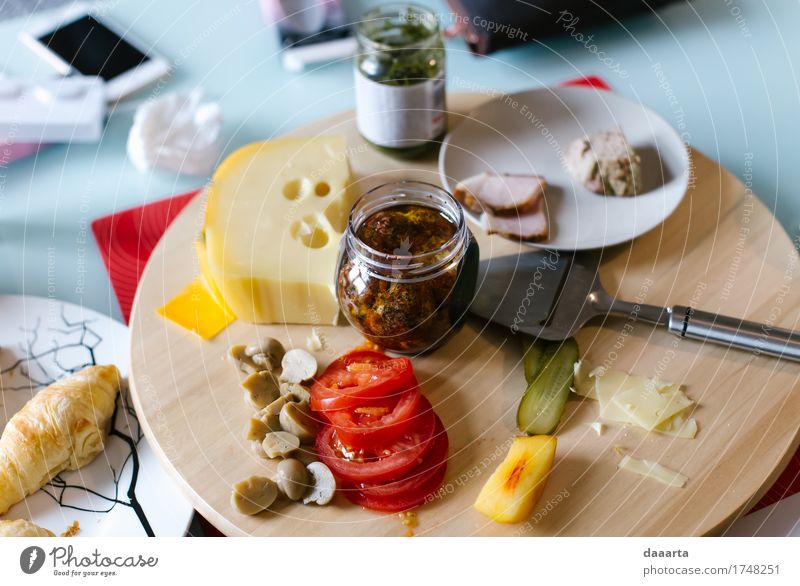 Frühstück Fleisch Käse Gemüse Brot Croissant Pesto Tomate Pilz Ernährung Essen Teller Lifestyle elegant Stil Design Freude Leben harmonisch Erholung