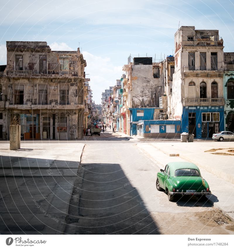 Centro Habana Ferien & Urlaub & Reisen Tourismus Ferne Sommer Stadt Straße Oldtimer alt Armut historisch kaputt retro Optimismus Lebensfreude Politik & Staat