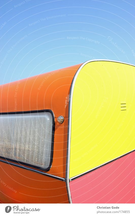 BUNT Kunststoff mehrfarbig Wohnwagen Anhänger Himmel himmelblau Blauer Himmel rosa gelb orange Fenster Gardine Belgien Ferien & Urlaub & Reisen Urlaubsverkehr
