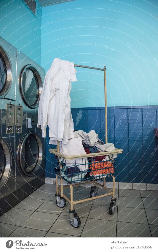 Waschen und Trocknen im Waschsalon Maschine Industrie Bekleidung T-Shirt Hemd Rock Hose Unterwäsche Stoff Reinigen Sauberkeit blau türkis weiß Farbfoto