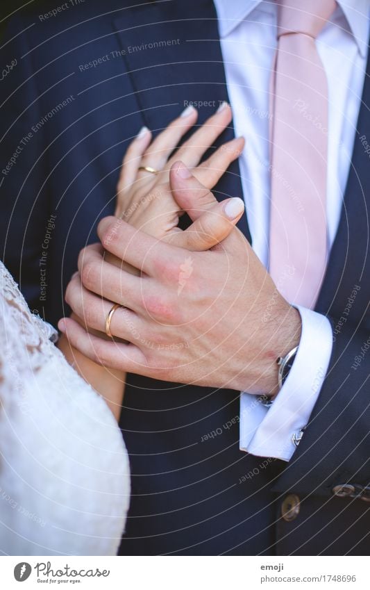Versprechen Frau Erwachsene Mann Paar Partner Hand 2 Mensch 18-30 Jahre Jugendliche Schmuck Ring Zusammensein Glück Kitsch Klischee Hand in Hand Ehering