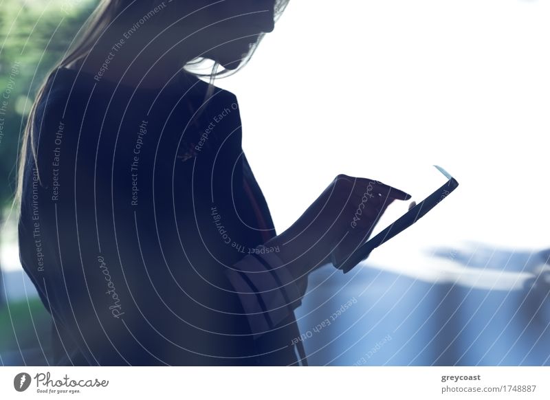 Silhouette einer Frau, die ein Touchpad benutzt. Schuss auf hellem Licht Hintergrund Computer Technik & Technologie Mensch Mädchen Junge Frau Jugendliche 1