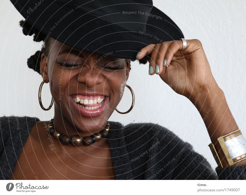 . feminin 1 Mensch Schmuck Ohrringe Halskette Armreif Hut Haare & Frisuren schwarzhaarig kurzhaarig lachen außergewöhnlich schön Freude Glück Fröhlichkeit