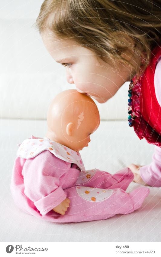 Puppenmama Kind Kleinkind süß Mädchen Stupsnase Haare & Frisuren Küssen rosa goldig Gefühle Erziehung Puppenmutter Verantwortung Kinderspiel