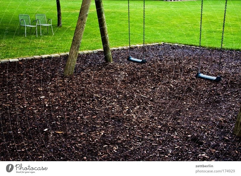 Demografie Schaukel Spielplatz leer ausdruckslos Menschenleer ausgestorben mulch rindenmulch Stuhl Sitzgelegenheit Bank Gras Rasen Sportrasen Wiese Liegewiese