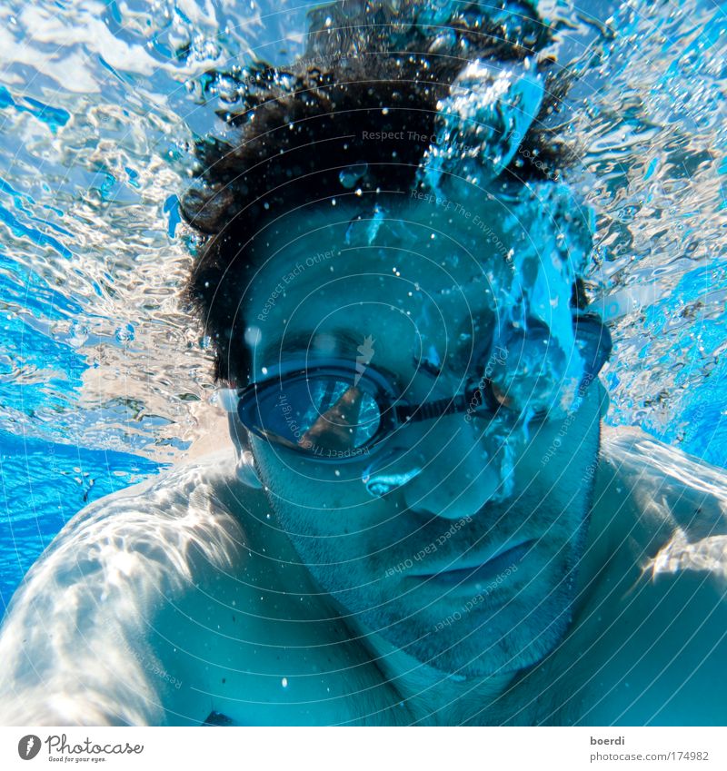 bLubbex Farbfoto Unterwasseraufnahme Licht Reflexion & Spiegelung Starke Tiefenschärfe Porträt Blick in die Kamera Schwimmen & Baden Freizeit & Hobby