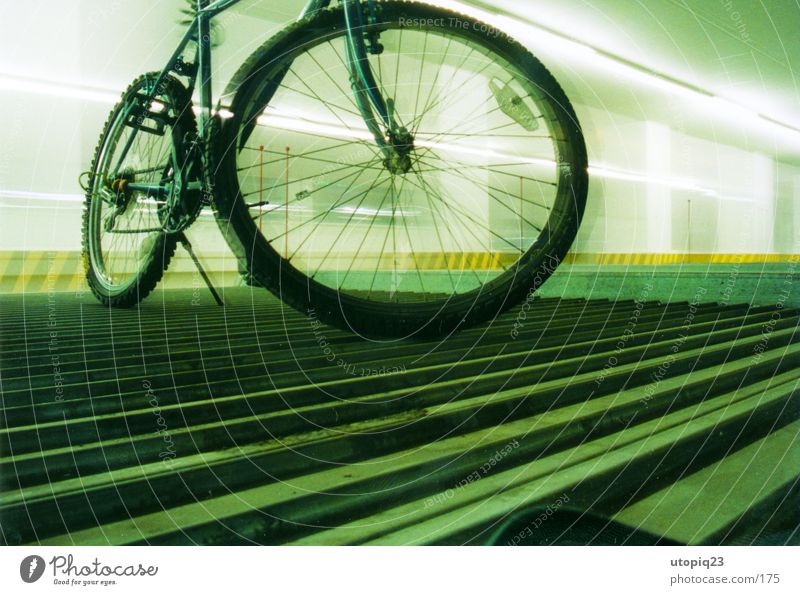 Parkzone Fahrrad Mobilität Stadt Tiefgarage Neonlicht parken Langzeitbelichtung