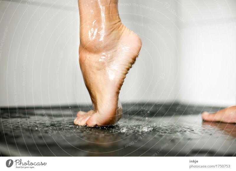 auf einem Bein kann man stehen II (muss man aber nicht) schön Körperpflege Pediküre Unter der Dusche (Aktivität) Frau Erwachsene Leben Fuß Frauenfuß Barfuß 1