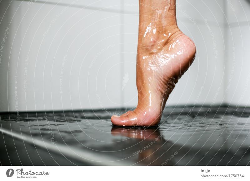 auf einem Bein kann man stehen I schön Körperpflege Pediküre Unter der Dusche (Aktivität) Frau Erwachsene Leben Fuß Frauenfuß Barfuß 1 Mensch ästhetisch nass