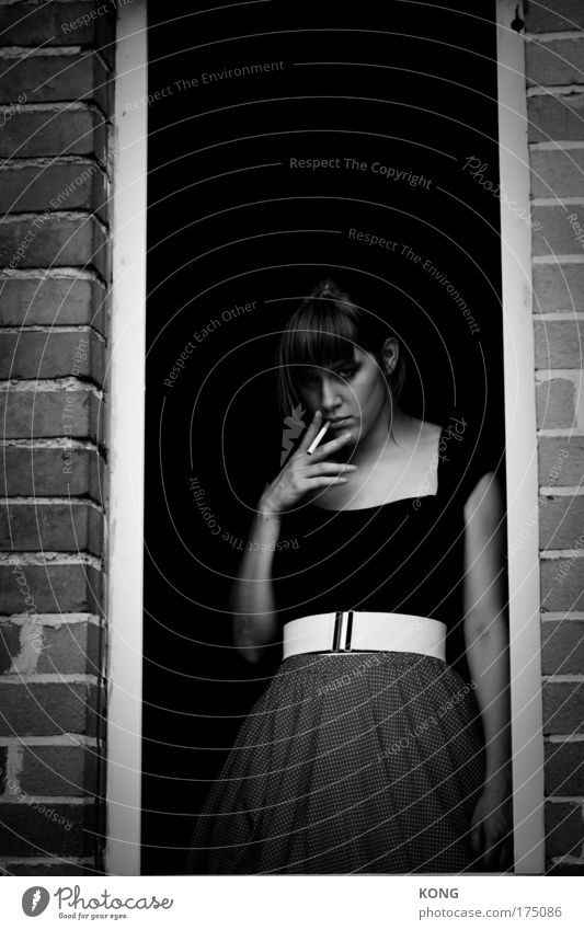 man muss rauchen so lange man kann Schwarzweißfoto Textfreiraum oben Oberkörper Blick in die Kamera Junge Frau Jugendliche 1 Mensch 18-30 Jahre Erwachsene