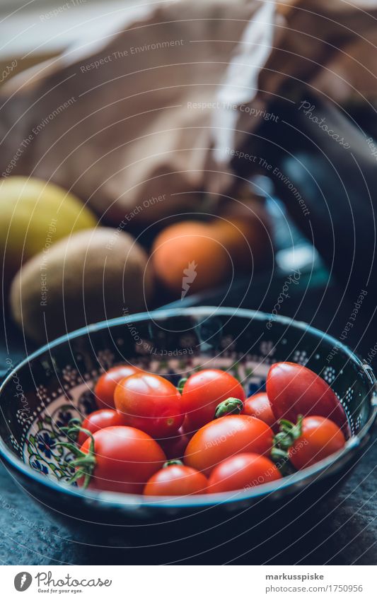 urban gardening frische bio tomaten Lebensmittel Gemüse Tomate tomatenstrauch Ernte Ernährung Essen Picknick Bioprodukte Vegetarische Ernährung Diät Fasten