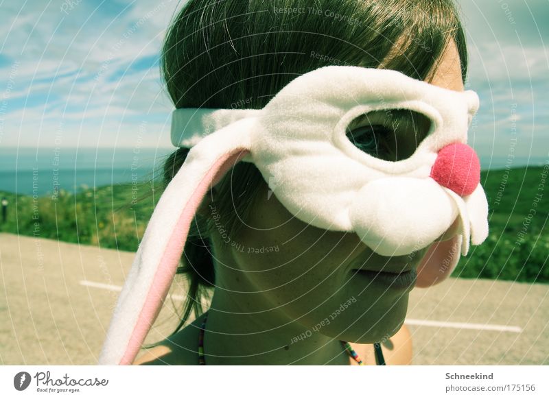 Ein Hase auf Reisen Farbfoto Außenaufnahme Tag Schatten Sonnenlicht Schwache Tiefenschärfe Zentralperspektive Porträt Profil Wegsehen Junge Frau Jugendliche
