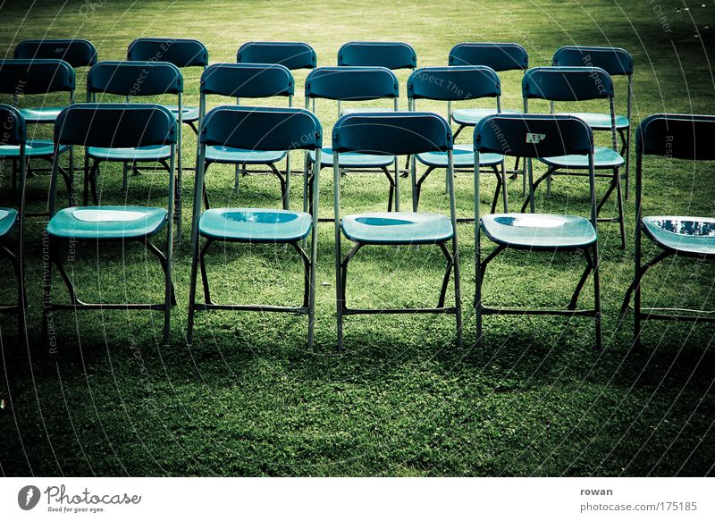 grünes klassenzimmer Farbfoto Gedeckte Farben Außenaufnahme Tag Stuhl Erwartung Langeweile Stuhlgruppe Sitz Publikum nass Schatten Rasen Schulunterricht leer