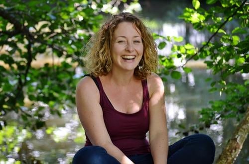 genießen | sonniger Sommertag feminin Frau Erwachsene 1 Mensch Natur Pflanze Wasser Sonne Schönes Wetter Sträucher Teich See blond Locken lachen Gefühle