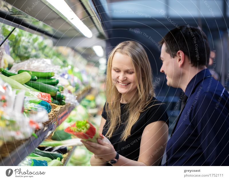 Mann Und Frau Shopping Fur Gemuse Ein Lizenzfreies Stock Foto Von Photocase