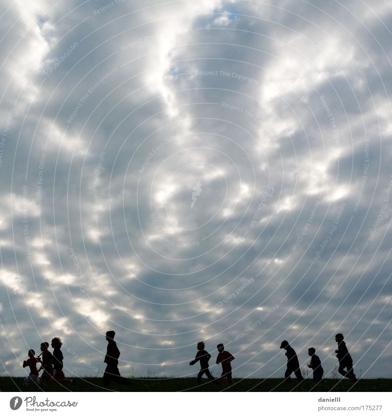 Montag Gedeckte Farben Außenaufnahme Textfreiraum oben Morgen Gegenlicht Froschperspektive Mensch Jugendliche Kindergruppe Wolken laufen silber Zusammensein