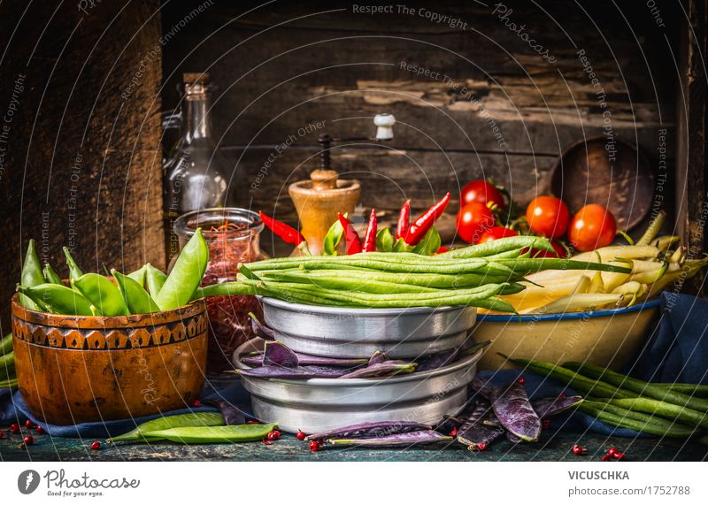 Bunte Erbsen- und Bohnenschoten auf rustikalen Küchentisch Lebensmittel Gemüse Kräuter & Gewürze Öl Ernährung Bioprodukte Vegetarische Ernährung Diät Geschirr