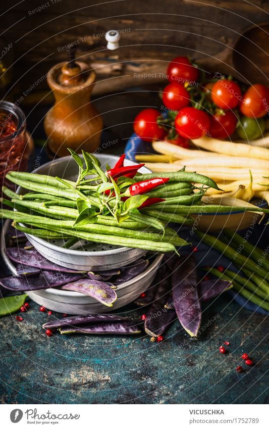 Verschiedene grüne und weiße Bohnen Schoten auf dem Küchentisch Lebensmittel Gemüse Kräuter & Gewürze Öl Ernährung Bioprodukte Vegetarische Ernährung Diät