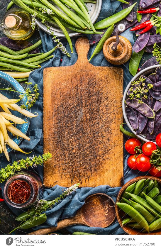 Verschiedene bunte Erbsen und Bohnen Schoten mit Kochzutaten Lebensmittel Gemüse Kräuter & Gewürze Ernährung Bioprodukte Vegetarische Ernährung Diät Geschirr