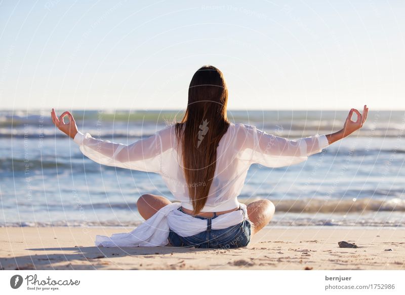 Yoga Lifestyle schön Erholung ruhig Meditation Sommer Strand Meer Sport Frau Erwachsene Natur Sand Wasser Fitness sitzen dünn Stress Frieden jung Gesundheit