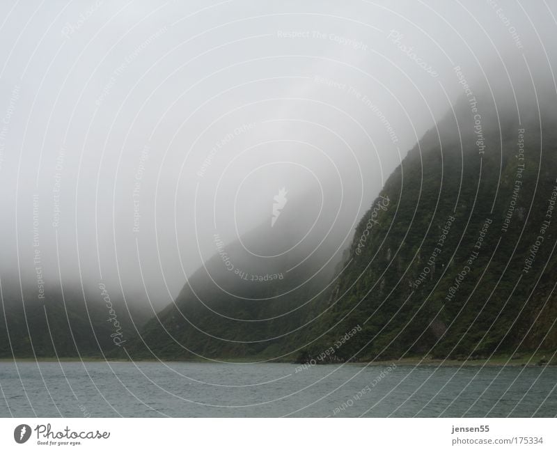 Urwelt Farbfoto Außenaufnahme Tag Landschaft Wolken schlechtes Wetter Wind Nebel Berge u. Gebirge Seeufer bedrohlich kalt nass natürlich Sehnsucht