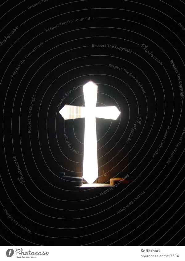 Die Erleuchtung Dinge Kreuzförmiges Loch in Holzwand Beleuchtung von hinten Lichterscheinung