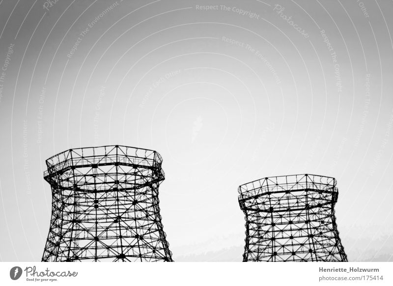 Rohbau Schwarzweißfoto Außenaufnahme Menschenleer Kernkraftwerk Industrie Kunst Kultur Luft Wolkenloser Himmel Industrieanlage Turm Bauwerk Gebäude bauen