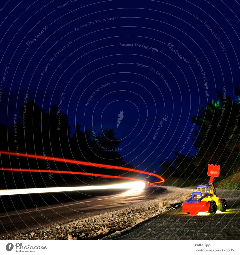 baulöwe Farbfoto mehrfarbig Außenaufnahme Experiment Nacht Licht Gegenlicht Langzeitbelichtung Bewegungsunschärfe Froschperspektive Kindererziehung