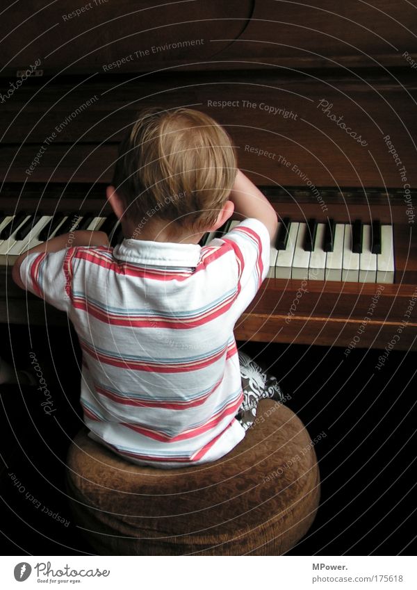 Der Pianist Kinderspiel Mensch maskulin 1 Musik Musiker Klavier brünett Spielen außergewöhnlich Coolness braun Gefühle Kindheit Jazz Klaviatur Einsamkeit Junge