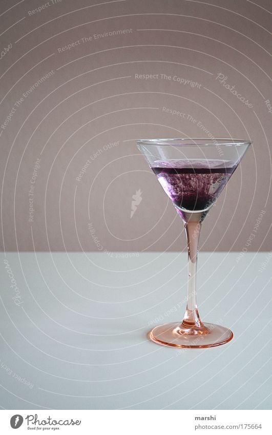 Giftcocktail Ernährung Getränk trinken Alkohol Spirituosen Sekt Prosecco Champagner Longdrink Cocktail Glas schön genießen bedrohlich exotisch violett Gefühle