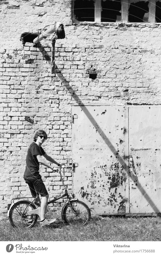 young boy - old bicycle Fahrradtour Fahrradfahren Industrie Junger Mann Jugendliche 1 Mensch 13-18 Jahre Stadtrand Industrieanlage Fabrik Tor Gebäude Fassade