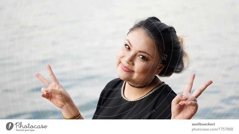 junge asiatische Frau, die V-Handzeichen macht Lifestyle Freude Freizeit & Hobby Erfolg Mensch feminin Junge Frau Jugendliche Erwachsene Finger 1 18-30 Jahre