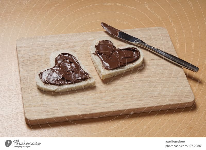 herzförmige Toastscheiben mit Schokoladenaufstrich Lebensmittel Brot Frühstück Messer Valentinstag Muttertag Geburtstag Holz Herz Liebe lecker niedlich