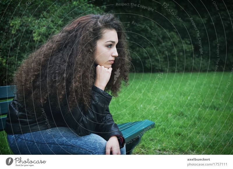 traurige junge Frau, die auf Bank sitzt Lifestyle Mensch feminin Mädchen Junge Frau Jugendliche Erwachsene 1 13-18 Jahre Park brünett langhaarig Locken Denken