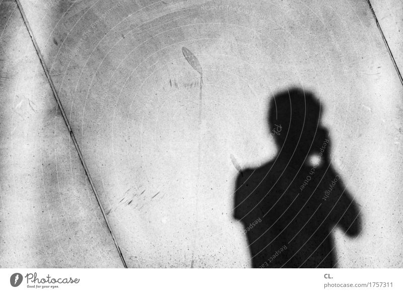 tshirtwetter Freizeit & Hobby Fotografieren Mensch maskulin Erwachsene Leben 1 30-45 Jahre Mauer Wand beobachten Identität Schwarzweißfoto Außenaufnahme