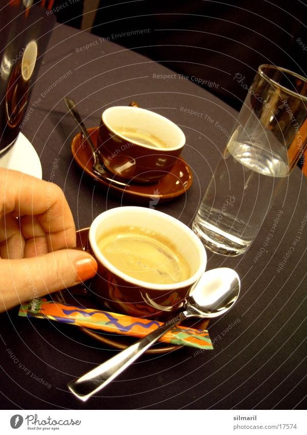 Zeit für einen Espresso II. Hand Finger Tasse Löffel Zucker Tisch trinken heiß Ernährung Espressi Glas Wasser Mineralwasser Kaffee