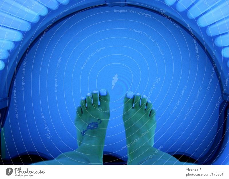 solarium schön Haut Wellness Wohlgefühl Sonnenbad feminin Frau Erwachsene Beine Fuß 1 Mensch leuchten liegen ästhetisch hell blau Farbfoto Innenaufnahme