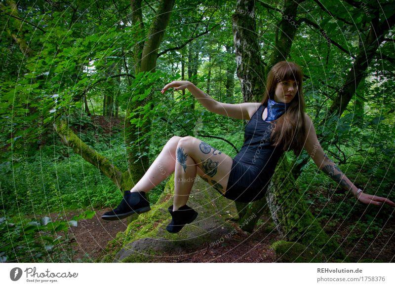 Carina | schwebt Freizeit & Hobby Mensch feminin Junge Frau Jugendliche 1 18-30 Jahre Erwachsene Umwelt Natur Wald Kleid Tattoo Piercing Haare & Frisuren