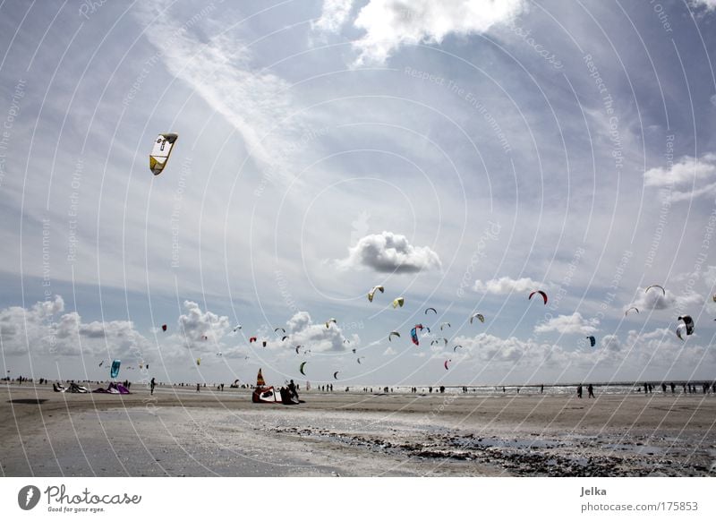 ein tag im sommer Ferien & Urlaub & Reisen Sport Wassersport Sportveranstaltung Surfen Surfer Kiting Kiter Himmel Wolken Schönes Wetter Küste Nordsee Meer