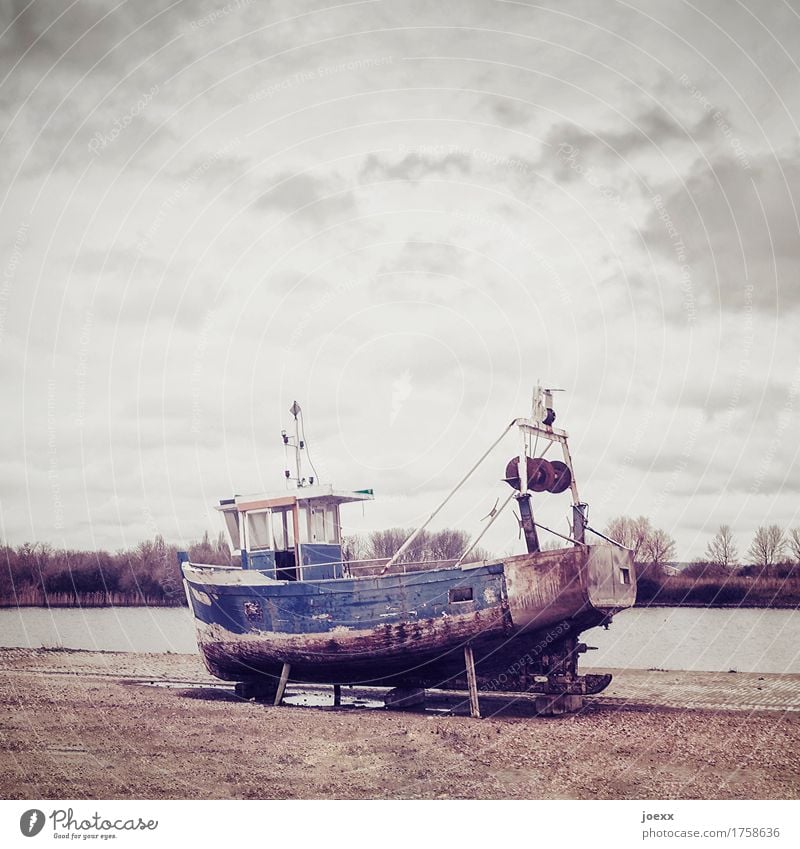 Ausgemustert Schifffahrt Fischerboot alt Ende Nostalgie Vergänglichkeit Wandel & Veränderung Farbfoto Gedeckte Farben Außenaufnahme Menschenleer Tag