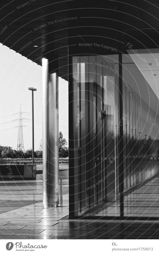 foyer Stadt Gebäude Architektur Mauer Wand Fassade Fenster Tür Strommast Säule Laterne komplex Schwarzweißfoto Außenaufnahme Menschenleer Tag Licht Schatten