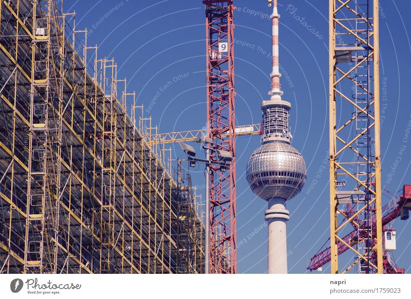 Das Leben ist eine Baustelle I Fortschritt Zukunft Kran Baukran Berlin Berliner Fernsehturm Hauptstadt Stadtzentrum Sehenswürdigkeit Wahrzeichen bauen neu