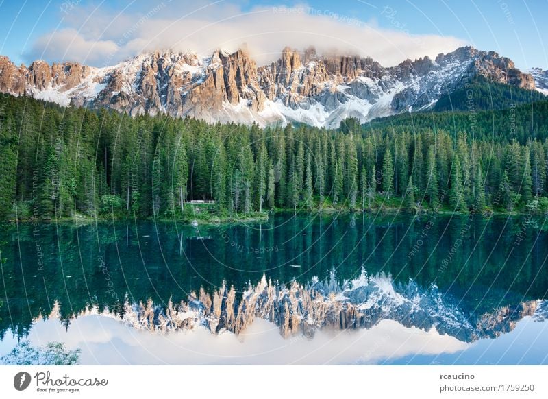 Karersee (Lago di Carezza), See in den Dolomiten, Italien. Ferien & Urlaub & Reisen Sommer Schnee Berge u. Gebirge Landschaft Himmel Baum Wald Alpen blau grün