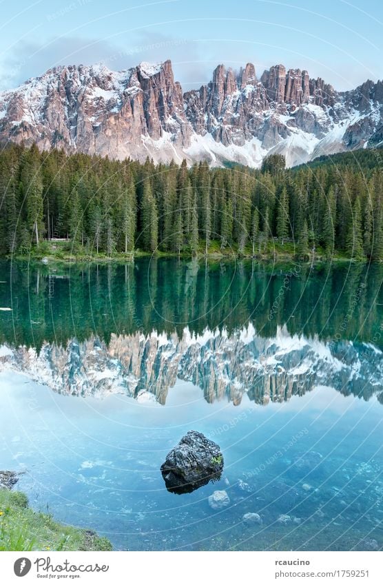 Karersee ist ein See in den Dolomiten, Italien. Ferien & Urlaub & Reisen Sommer Schnee Berge u. Gebirge Landschaft Himmel Baum Wald Alpen blau grün dolomitisch