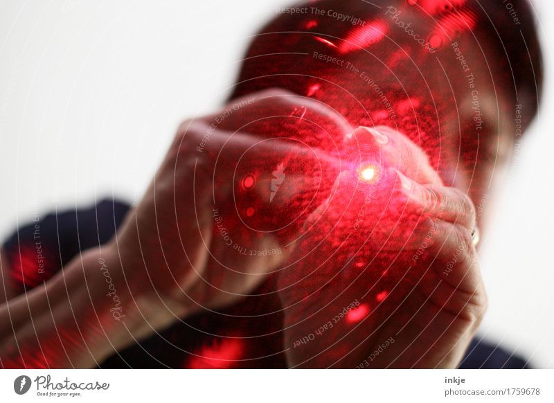 Frau mit Laser Technik & Technologie Wissenschaften Leben 1 Mensch Laserpointer Streulicht Lichteffekt Lichtstrahl leuchten bedrohlich rot gefährlich Kontrolle