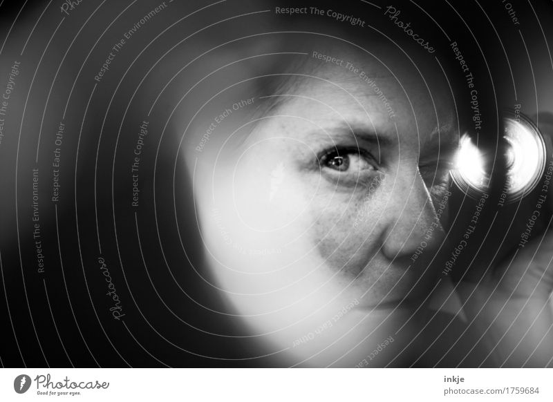 Nahaufnahmen Frau spioniert Erwachsene Leben Gesicht Auge 1 Mensch Taschenlampe Lichtschein beobachten entdecken Blick dunkel Angst Misstrauen Kontrolle