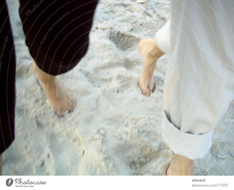 Strandspaziergang I Mann Frau gehen Spaziergang Ferien & Urlaub & Reisen Zusammensein Mensch laufen Sand Paar Fuß Beine paarweise